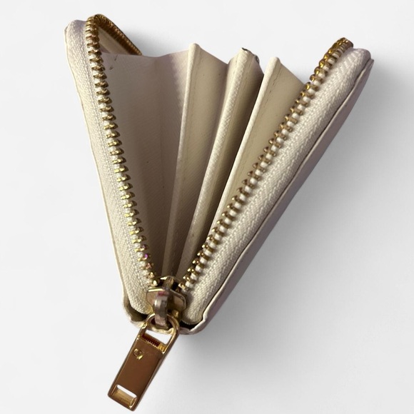 Samantha Thavasa Elegant Cream Wallet W/Floral Interior - Picture 3 of 4